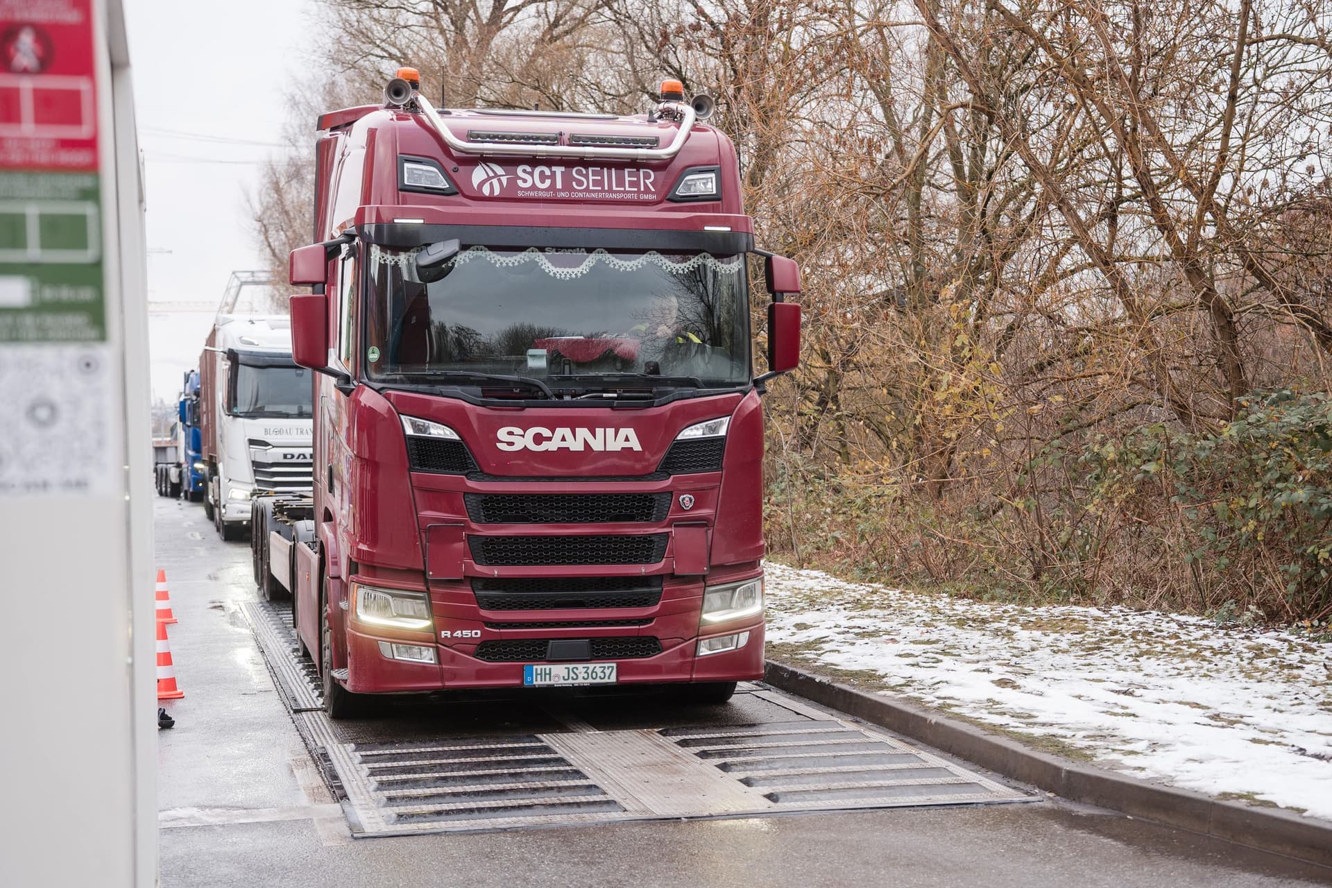 First trucks drive over the REPS road energy production system at the Port of Hamburg