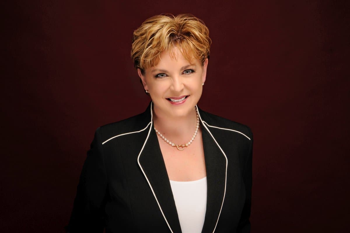 LARISA-MILLER-HEADSHOt-small
