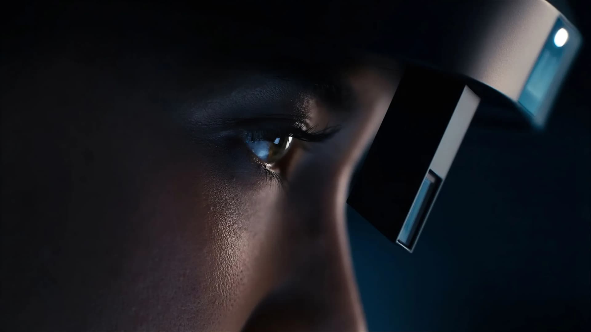 RealWear Arc 3 features a unique see-trough display