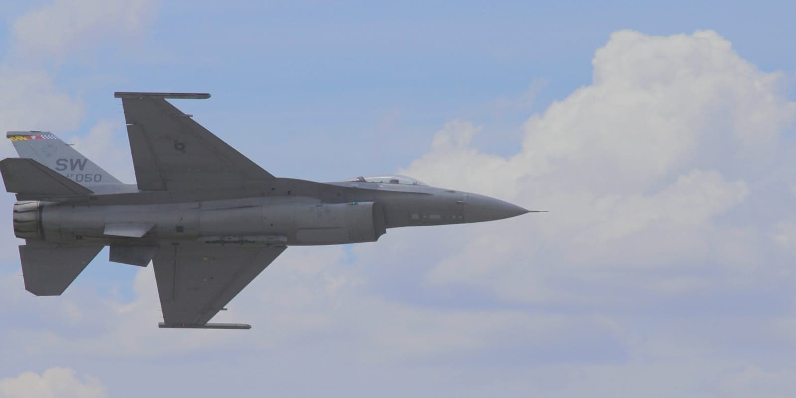 gray jet during daytime