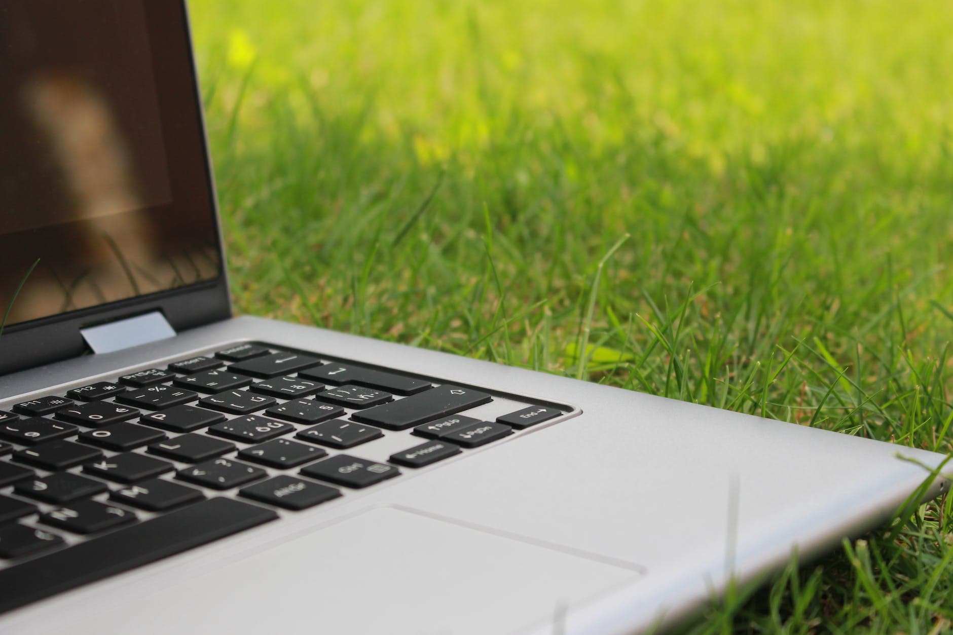 shallow focus photography of gray laptop
