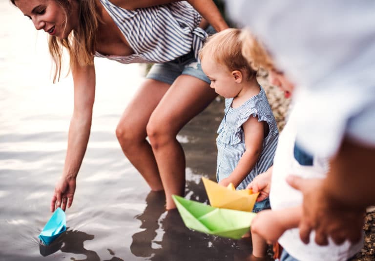 aim to help parents make healthy choices for their families, suggesting that parents should consider four key questions: is screen time controlled? Does screen use interfere with what your family wants to do? Does screen use interfere with sleep? And, are you able to control snacking during screen time?