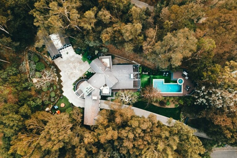 US Luxury Households Face Greater Competition for Elite Staff as Resume Expertise Goes Mainstream 2 an aerial view of a house surrounded by trees